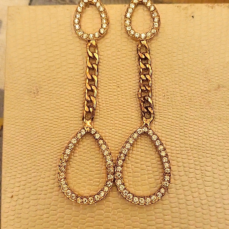 Eardrop Diamond Like Earring Brand New